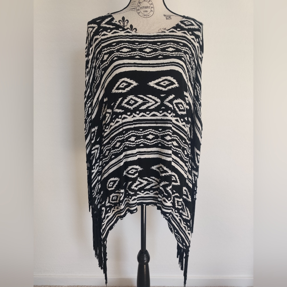 🆕 XXI Cozy Black & white Geometric Aztec Tribal frayed tassels Poncho Shawl_Sm